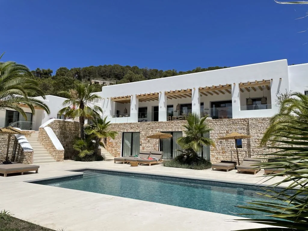 Villa residencial mediterránea con piscina