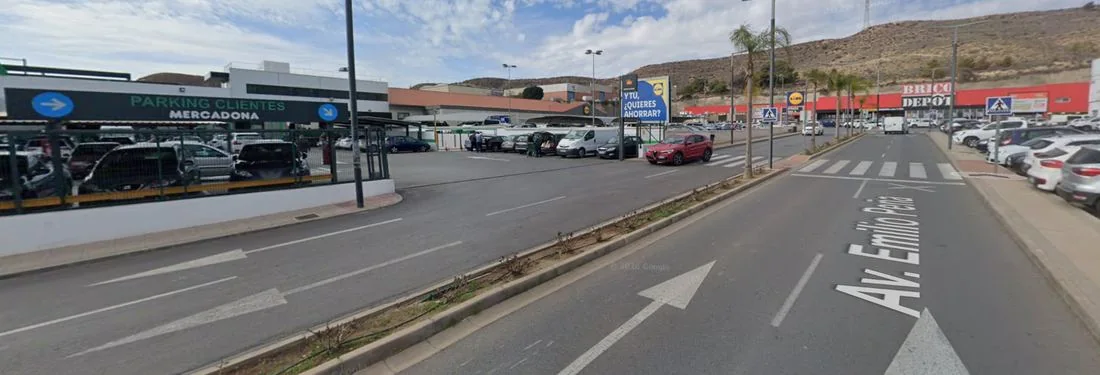 Área comercial con Mercadona y Brico Depôt