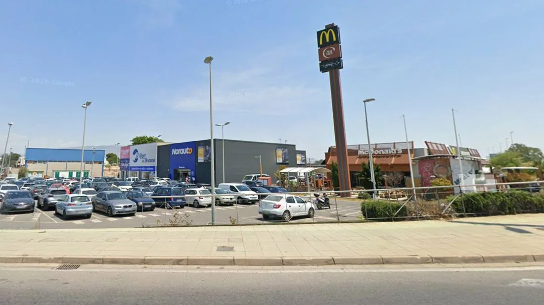 Parque comercial con McDonald’s y Norauto