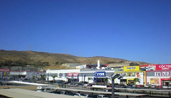 Parque comercial con varias medianas superficies