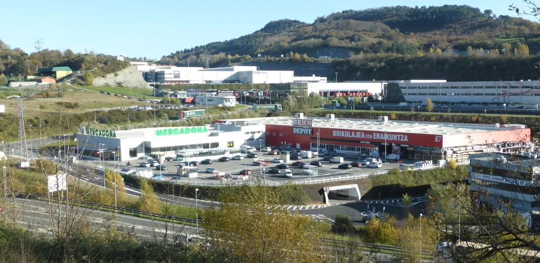 Área comercial con Mercadona y Brico Depôt