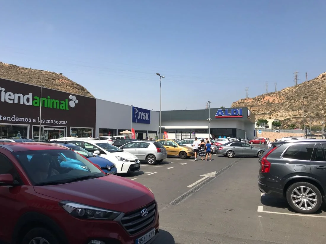Parque comercial con Tiendanimal, JYSK y Aldi